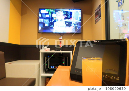 一人カラオケ 108090630