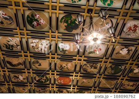 福井 永平寺・傘松閣の天井に描かれた伝統的な日本画と美しい照明の光 福井 永平寺・傘松閣の天井に描かれた伝統的な日本画と美しい照明の光 108090762