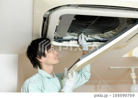 エアコンのメンテナンスをする作業員の男性 108090769