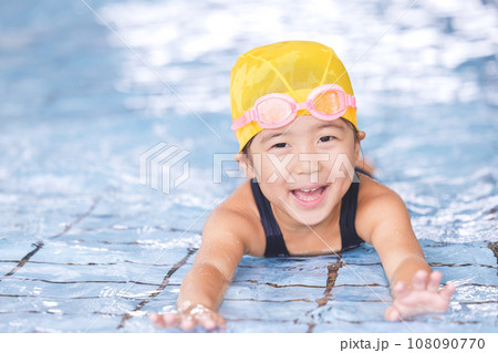 プールに通う女の子 プールに通う女の子 108090770