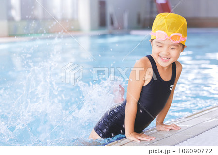 プールに通う女の子 108090772