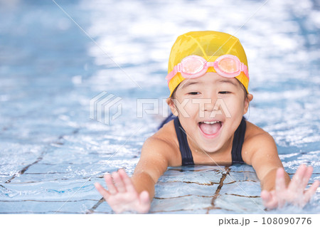 プールに通う女の子 108090776
