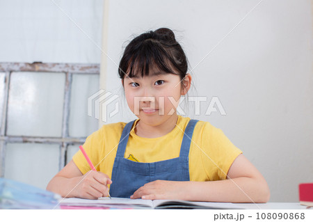 オンラインで学ぶ子ども オンラインで学ぶ子ども 108090868