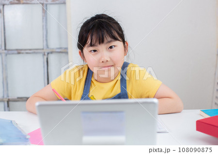 勉強する女の子 108090875