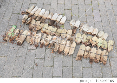 腐った木製花壇フェンス 腐った木製花壇フェンス 108091165