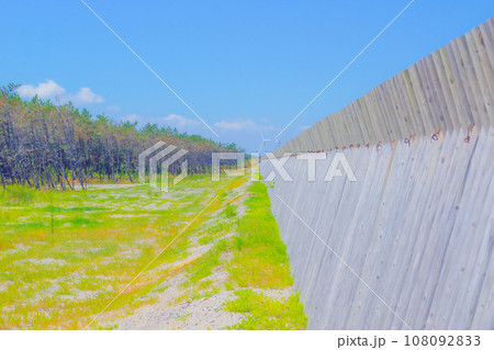 青い空と防砂柵 青い空と防砂柵 108092833