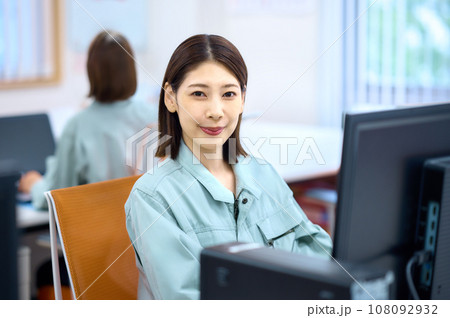 オフィスで働く作業着のビジネスウーマン オフィスで働く作業着のビジネスウーマン 108092932