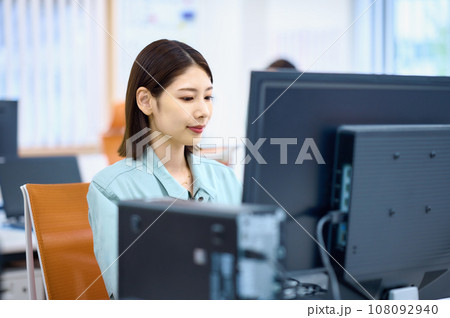 オフィスで働く作業着のビジネスウーマン オフィスで働く作業着のビジネスウーマン 108092940