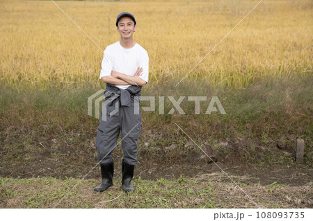 黄金色の稲と米農家の男性 黄金色の稲と米農家の男性 108093735