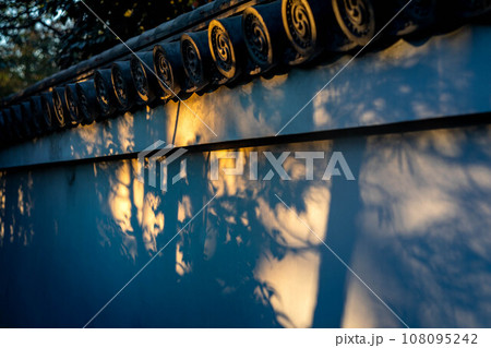 妙心寺・退蔵院の秋、水子地蔵へと続く白壁の築地塀に夕日が差す秋のイメージ、　秋の樹影 108095242