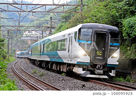 東海道本線　根府川ー早川　JR東日本　E257系2000番台　NA-07編成（大宮）　湘南 108095928