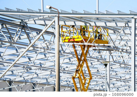 Complex large volume steel frame structure assembly using self propelled scissor lift platform Complex large volume steel frame structure assembly using self propelled scissor lift platform 108096000