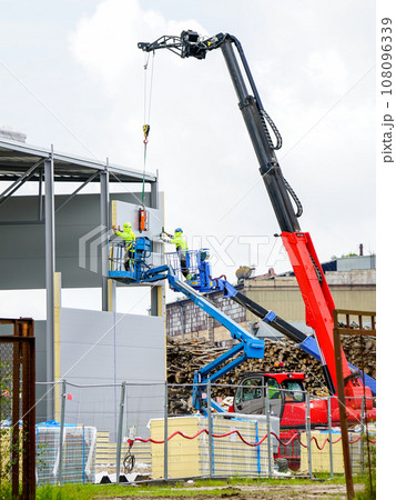 Sandwich panels wall assembly using telescopic boom crane and two self propelled articulating lifts 108096339