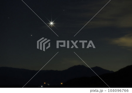 北杜市白州町、未明の東の空で一際輝く明けの明星 108096766