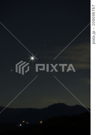 北杜市白州町、未明の東の空で一際輝く明けの明星 108096767