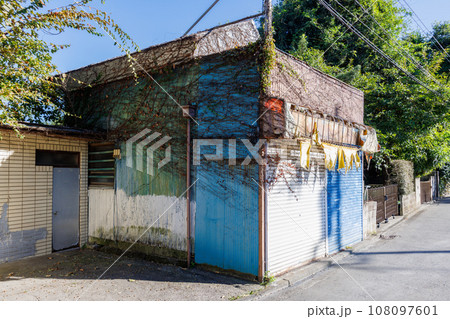 商売を止め廃屋となった都会の店舗 商売を止め廃屋となった都会の店舗 108097601