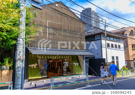 東京　渋谷区 代官山の都市風景　おしゃれなショップが並ぶ道 108098245