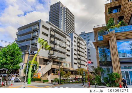 東京　渋谷区 代官山の都市風景　代官山駅入口 108098271