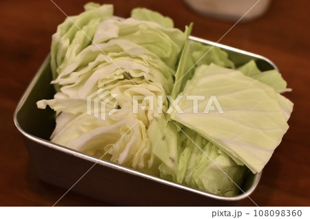 1口サイズにカットされた串カツの付け合せのキャベツ 1口サイズにカットされた串カツの付け合せのキャベツ 108098360