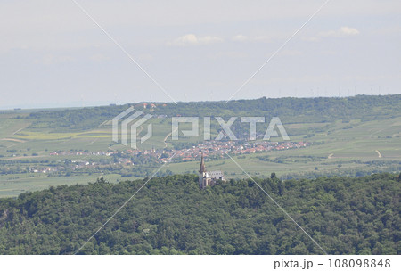 ドイツのリューデスハイムから見たビンゲンアムラインの南東にある「聖ロクス礼拝堂」の素晴らしい景色 ドイツのリューデスハイムから見たビンゲンアムラインの南東にある「聖ロクス礼拝堂」の素晴らしい景色 108098848