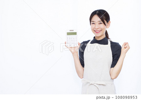 電卓を持ってガッツポーズをしている30代の主婦 電卓を持ってガッツポーズをしている30代の主婦 108098953
