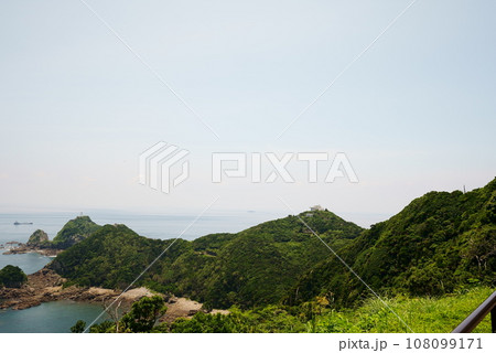 展望台と灯台の見える佐多岬の風景 展望台と灯台の見える佐多岬の風景 108099171