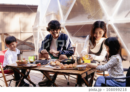 グランピング　家族朝食シーン 108099218
