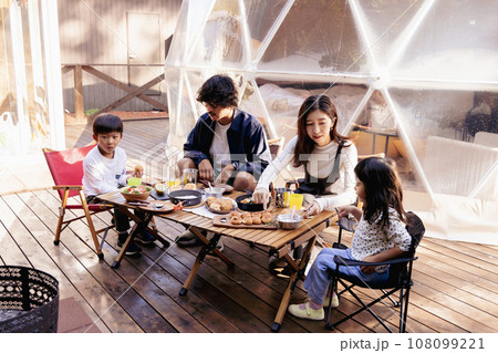 グランピング　家族朝食シーン 108099221