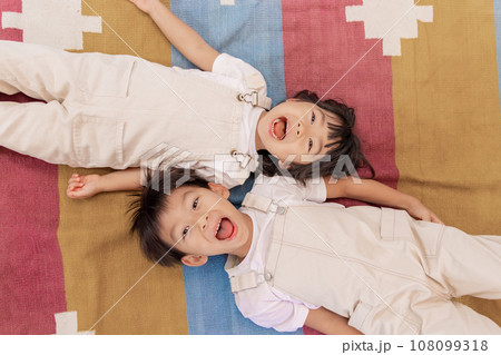 寝そべる子供 108099318