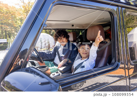 アウトドアを楽しむ男親子 108099354