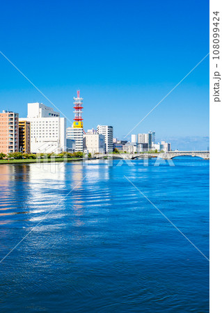 信濃川にかかる万代橋と新潟市中央区の街並み 信濃川にかかる万代橋と新潟市中央区の街並み 108099424