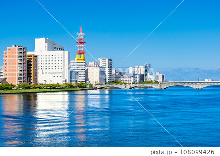 信濃川にかかる万代橋と新潟市中央区の街並み 108099426