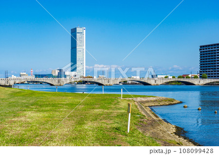 信濃川にかかる万代橋と朱鷺メッセ新潟コンベンションセンター 108099428