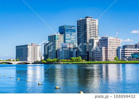 信濃川にかかる万代橋と新潟市中央区の万代シティ 108099432