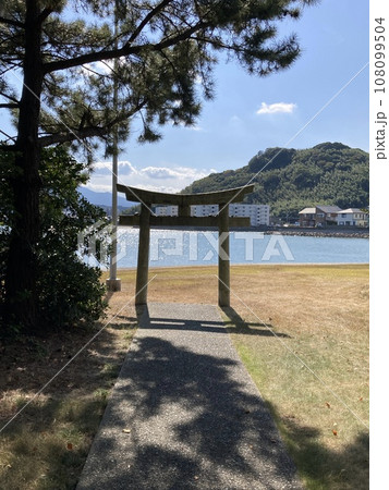 海に向かって立つ鳥居 海に向かって立つ鳥居 108099504