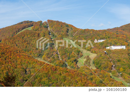秋晴れの志賀高原山の駅から見る西館山の紅葉 秋晴れの志賀高原山の駅から見る西館山の紅葉 108100180