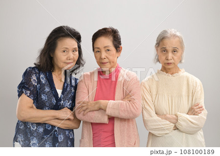 怒るシニア女性のポートレート 108100189
