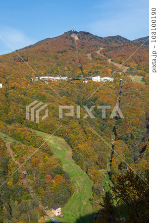 秋晴れの志賀高原山の駅から見る東館山の紅葉 秋晴れの志賀高原山の駅から見る東館山の紅葉 108100190