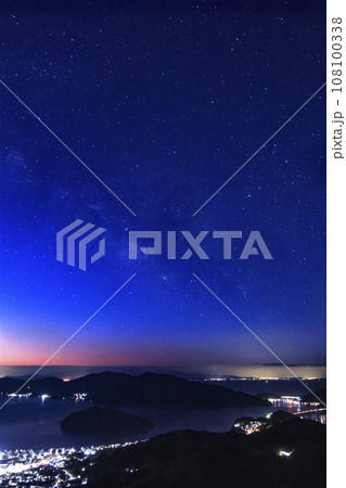 瀬戸内の冬の星景 朝焼け空の天の川 瀬戸内の冬の星景 朝焼け空の天の川 108100338