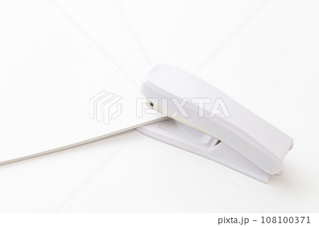 ホッチキスと紙　白バック 108100371