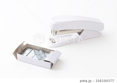 ホッチキスと針　白バック 108100377