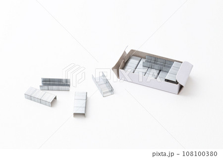 ホッチキスの針　白バック 108100380