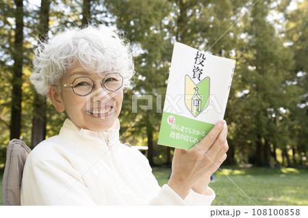 投資の本を読むシニア女性 投資の本を読むシニア女性 108100858