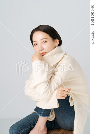 30代女性の秋冬ファッション 108100946