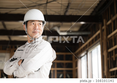 工事現場で働く現場監督の作業員 見上げて未来を見つめる 右にコピースペースあり 工事現場で働く現場監督の作業員 見上げて未来を見つめる 右にコピースペースあり 108101141