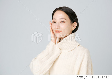 ミドル女性のビューティーポートレート 108101312