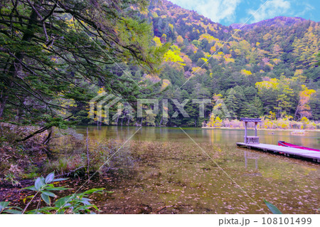 紅葉と明神一之池 108101499