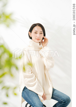 リラックスした30代女性のポートレート 108101508