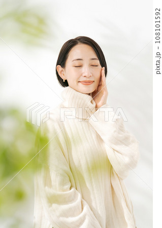 肌の潤いを実感する女性 肌の潤いを実感する女性 108101592