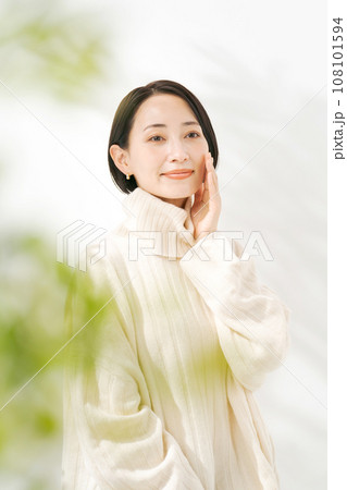 肌の潤いを実感する女性 肌の潤いを実感する女性 108101594